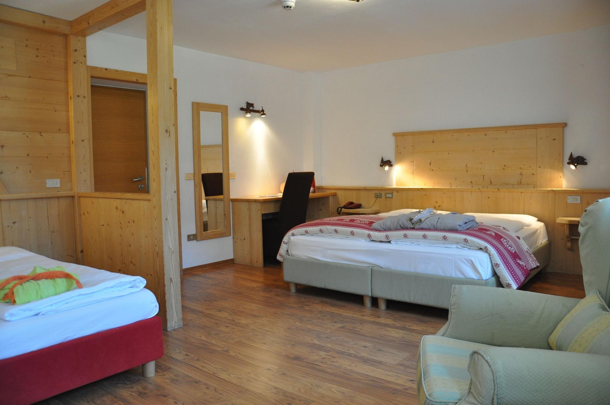 Alpenlife Hotel Someda Moena Bagian luar foto