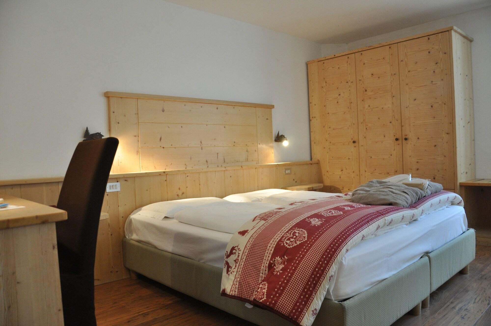 Alpenlife Hotel Someda Moena Bagian luar foto