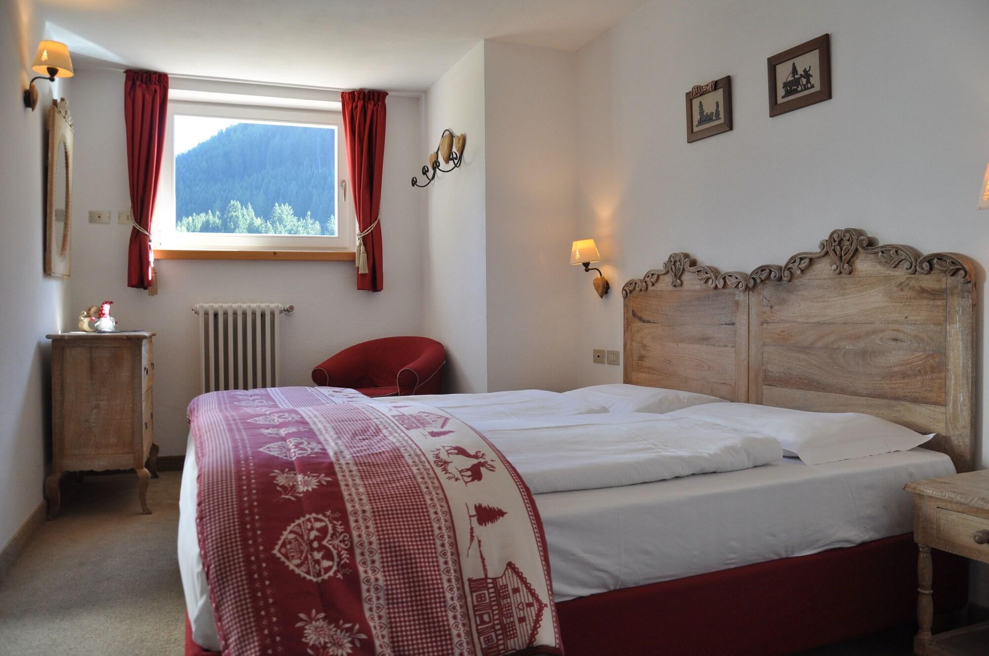 Alpenlife Hotel Someda Moena Bagian luar foto