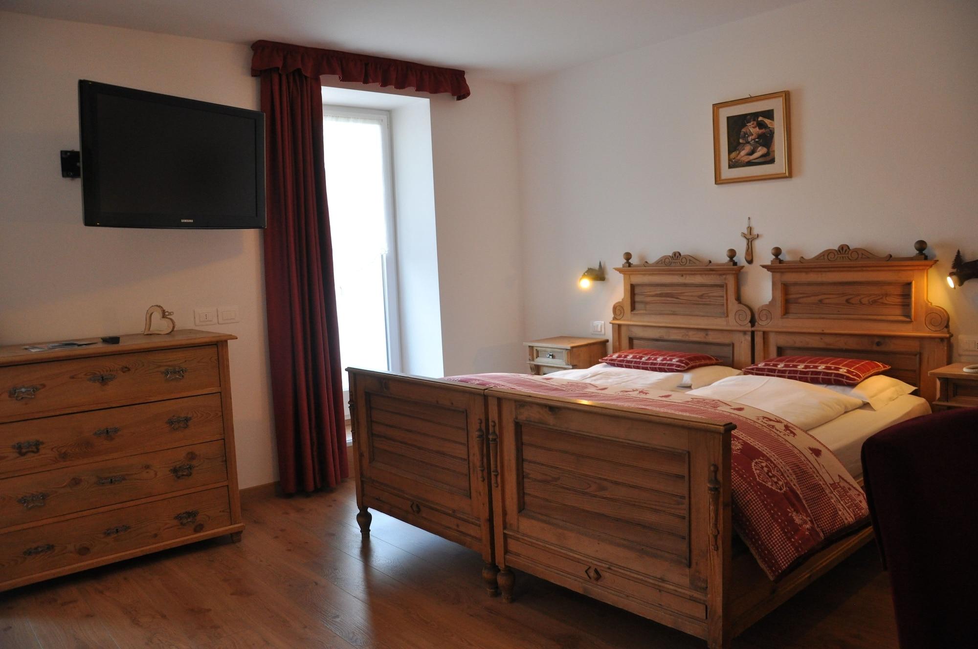 Alpenlife Hotel Someda Moena Bagian luar foto