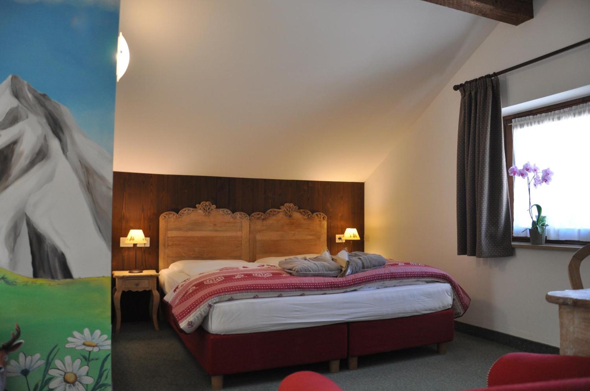 Alpenlife Hotel Someda Moena Bagian luar foto